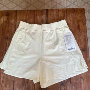 Stretch Woven Relaxed Fit HR Short 4 inch Size Medium pale yellow NWT